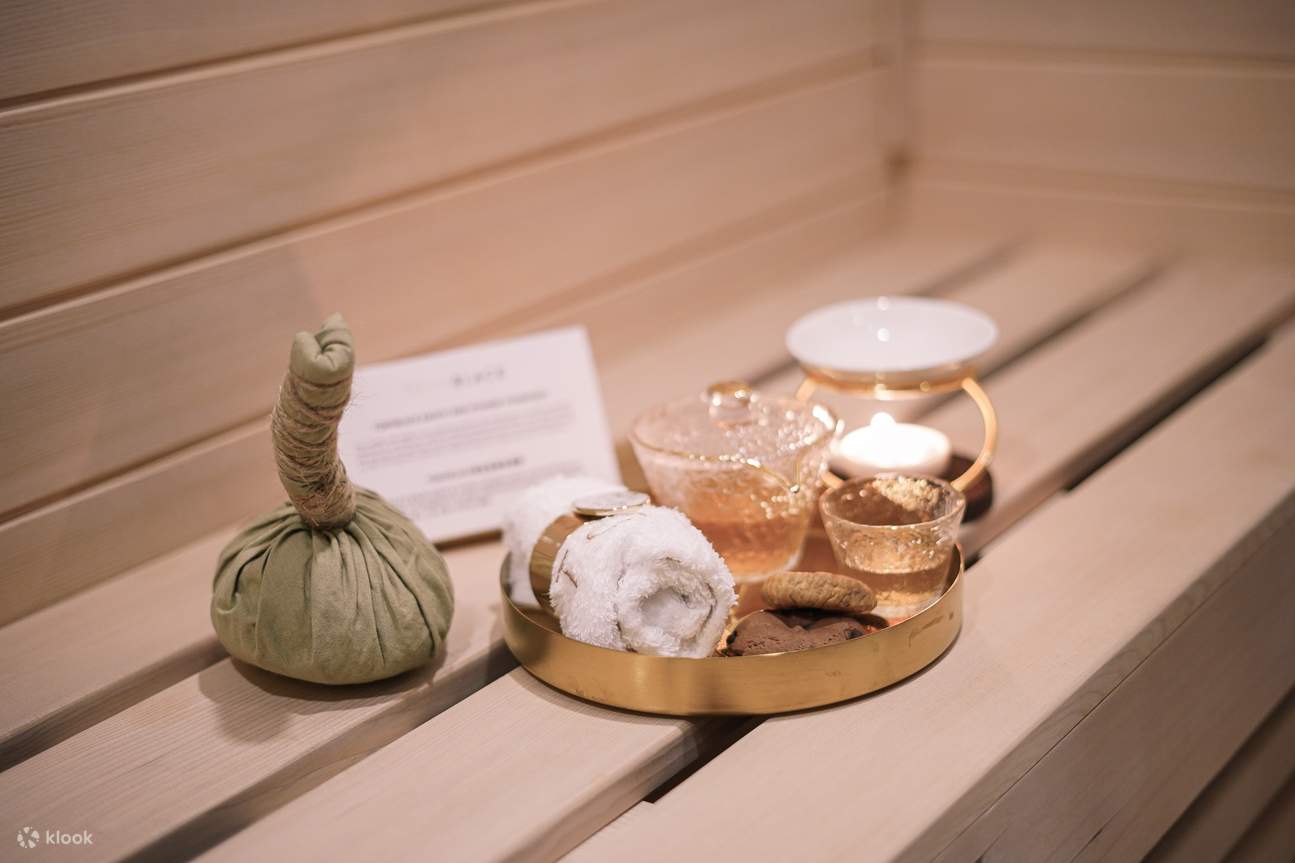 Goditi bevande coreane durante l'esperienza della sauna coreana alle erbe